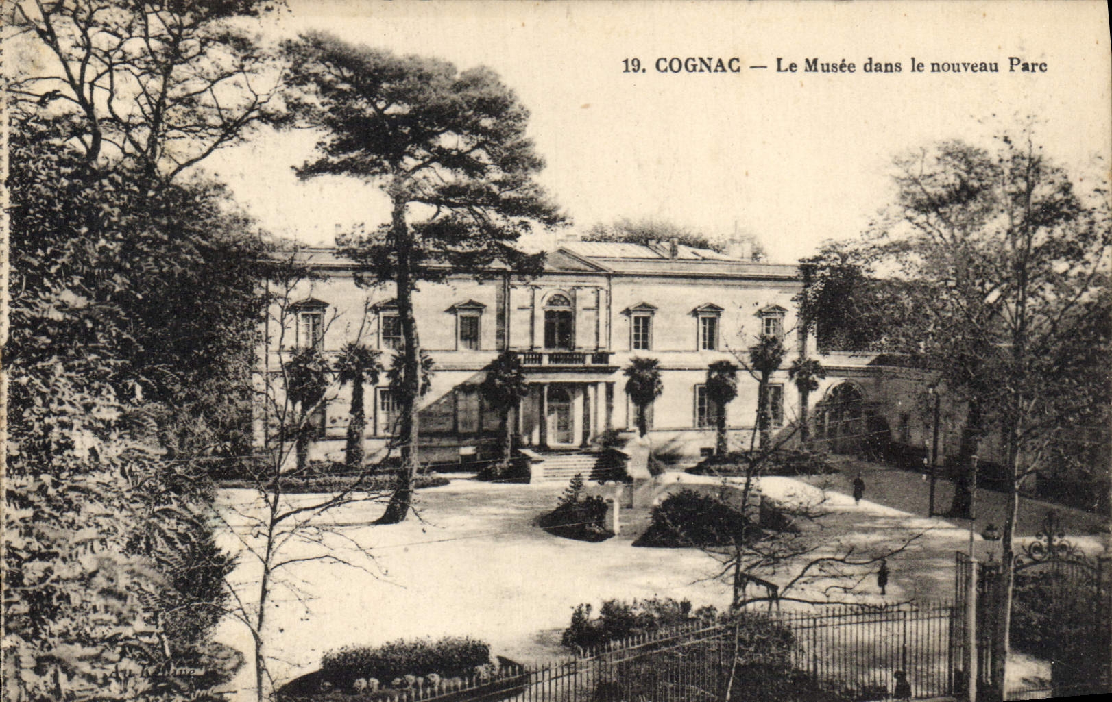 CPA Cognac Le Musee dans le nouveau Parc 