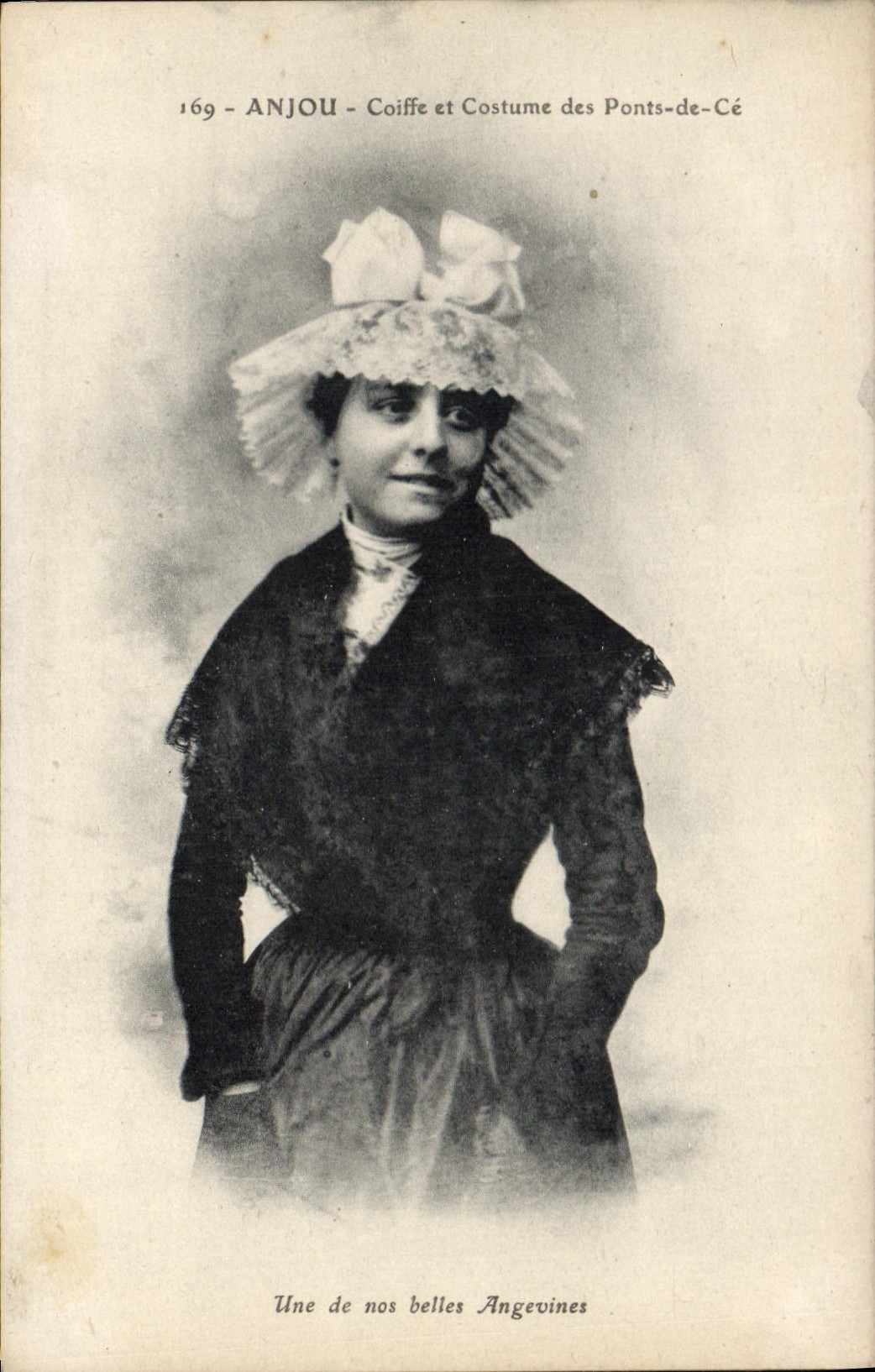 CPA Anjou Coiffe et Costume des Ponts de Ce Une de nos belles Angevines 