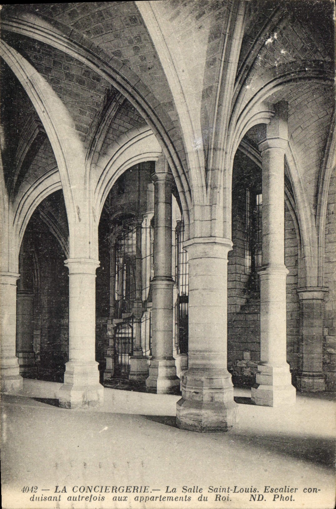 CPA La Conciergerie la Salle Saint Louis Escalier conduisant autrefois aux appartements du Roi 