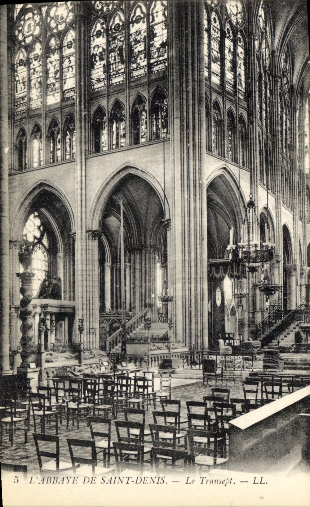 CPA L'Abbaye de Saint Denis Le Transept 