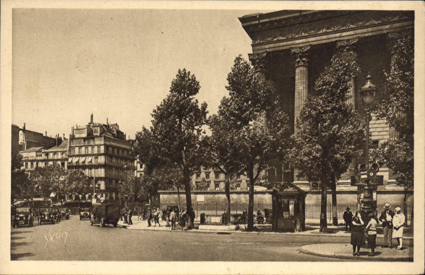 CPA Paris en Flanant Place de la Madeleine 