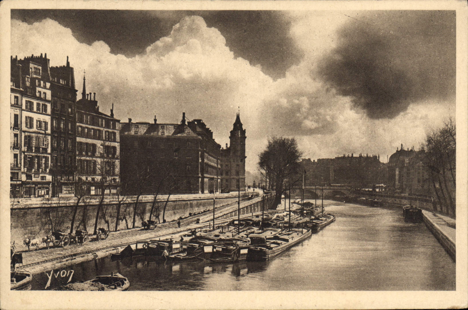 CPA Paris en Flanant Qui des grands Augustins 