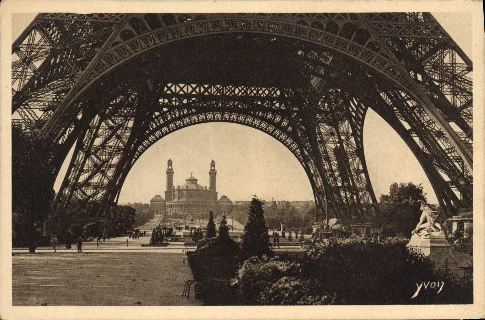 CPA Paris en Flanant sous la Tour Eiffel dans le fond le Trocadero 