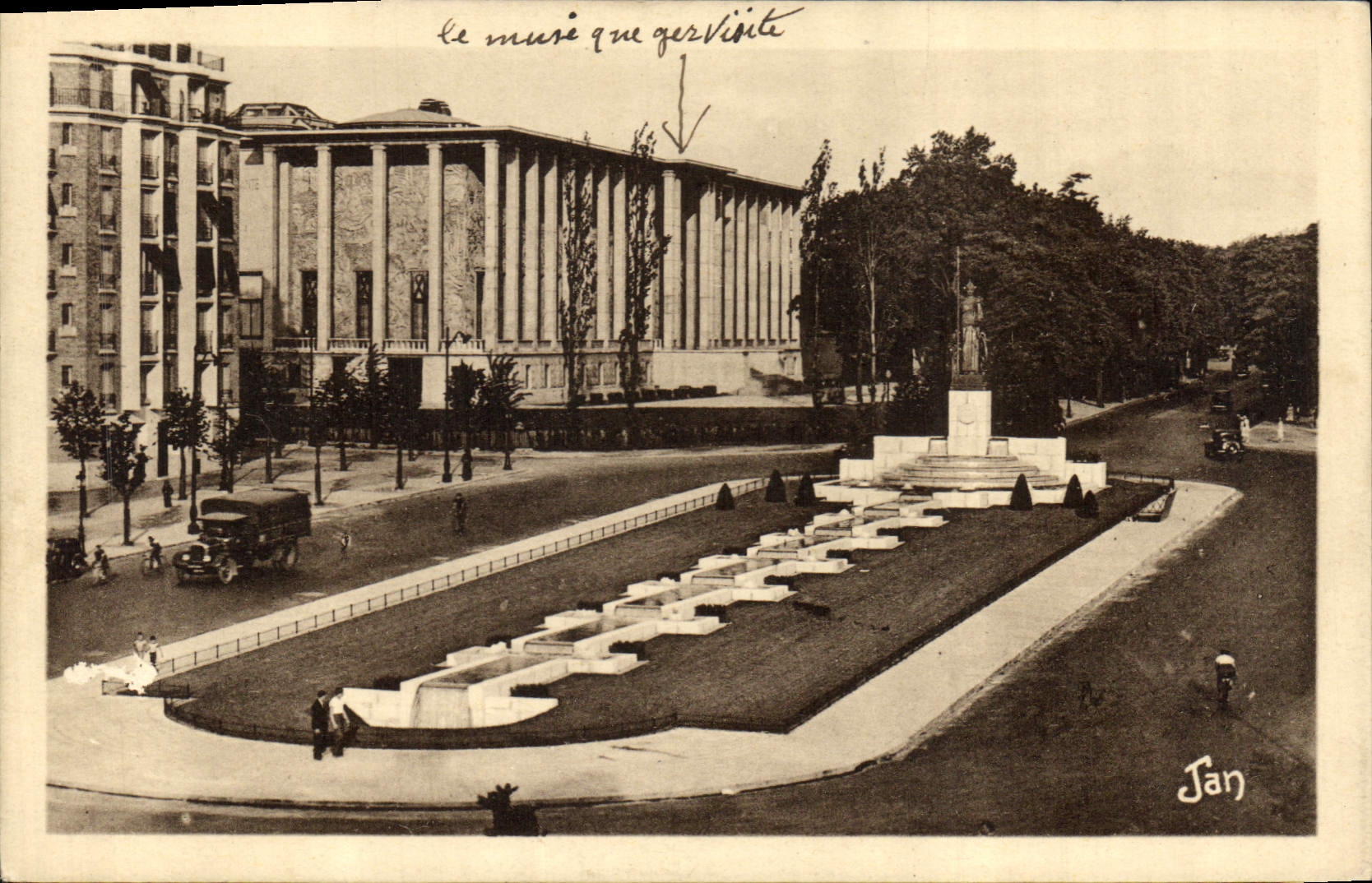 CPA Paris La Porte Doree ou Porte de Picpus L'Avenue Daumesnil et l'entree du Bois de Vincennes 