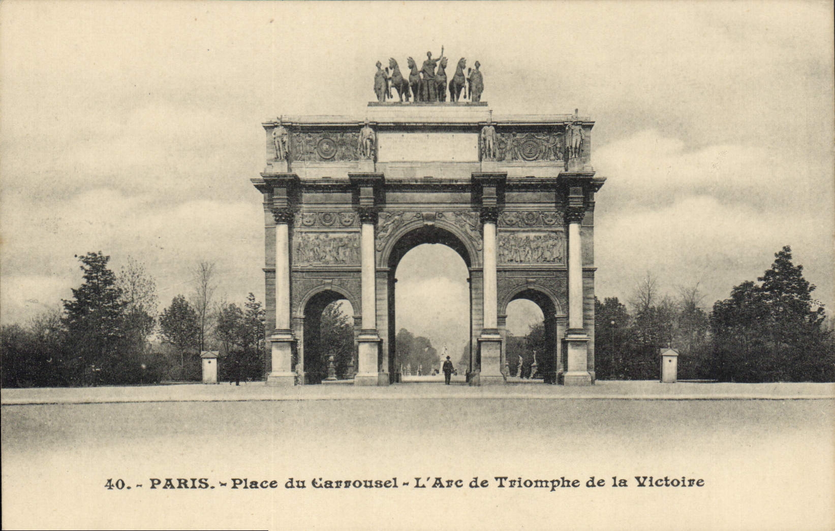 CPA Paris Place du Carrousel L'Arc de Triomphe de la Victoire 