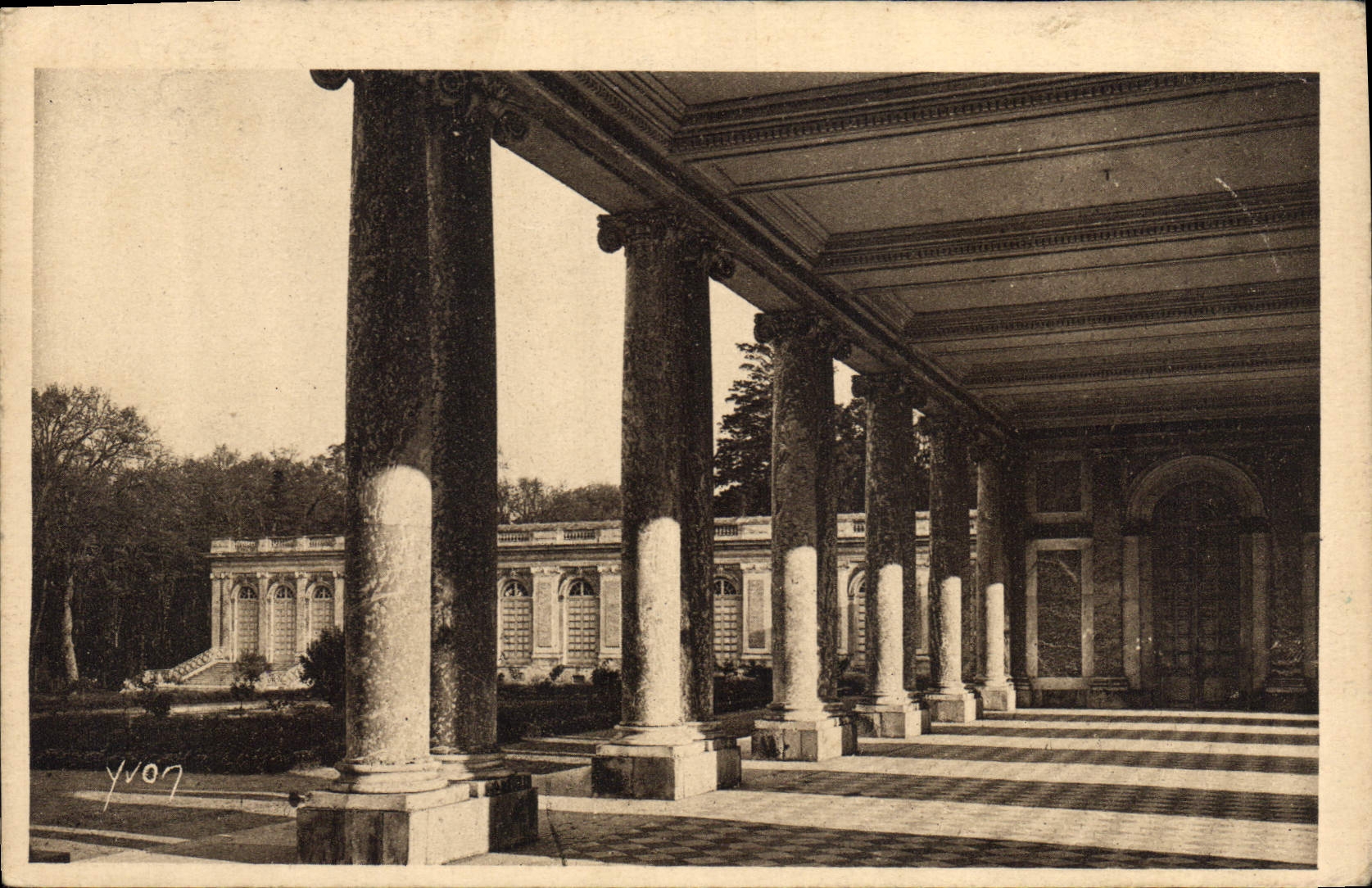 Grand Trianon - Le Peristyyle — Yvon, n° 7