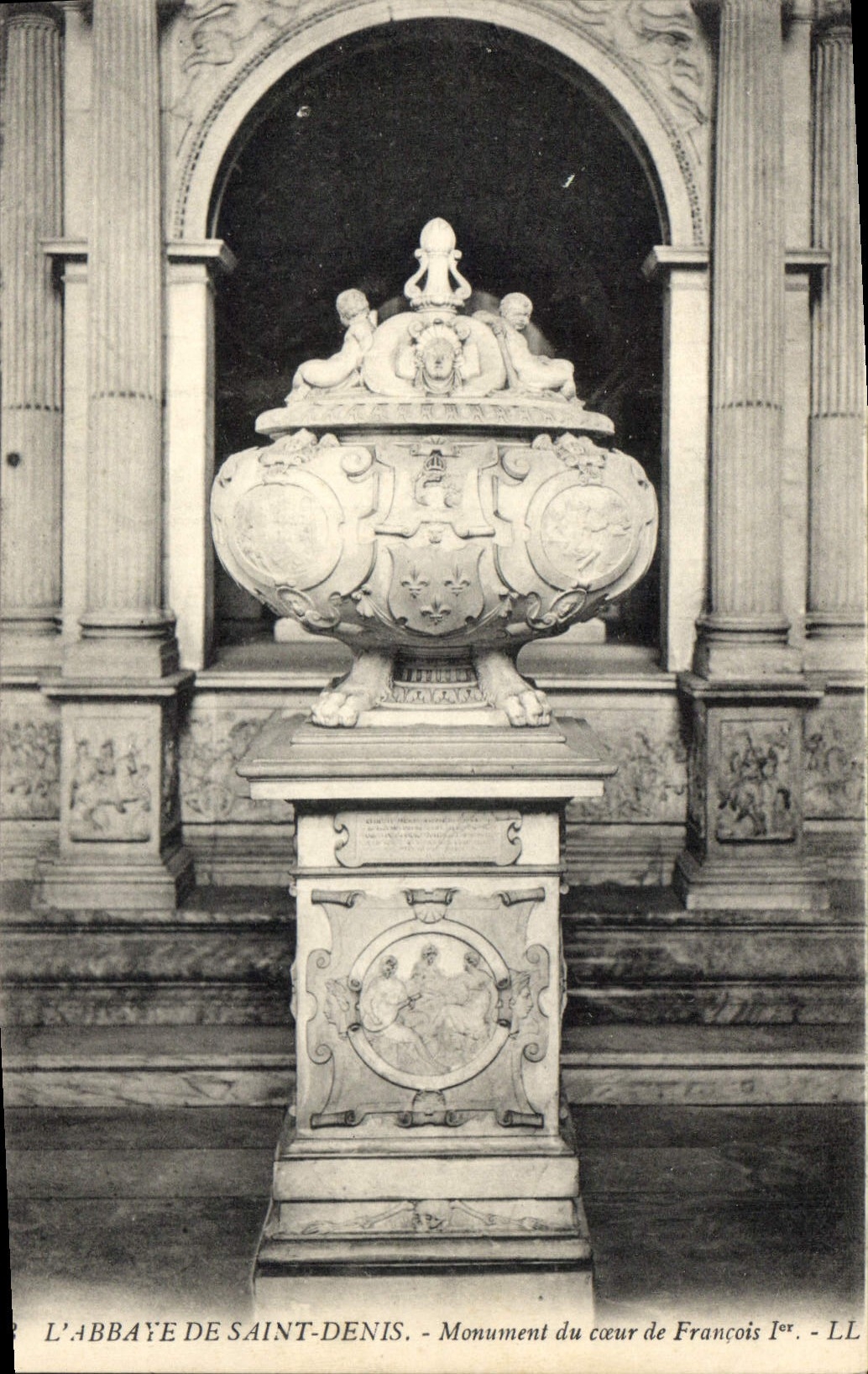 CPA l'Abbaye de Saint Denis Monument du coeur de Francois I 