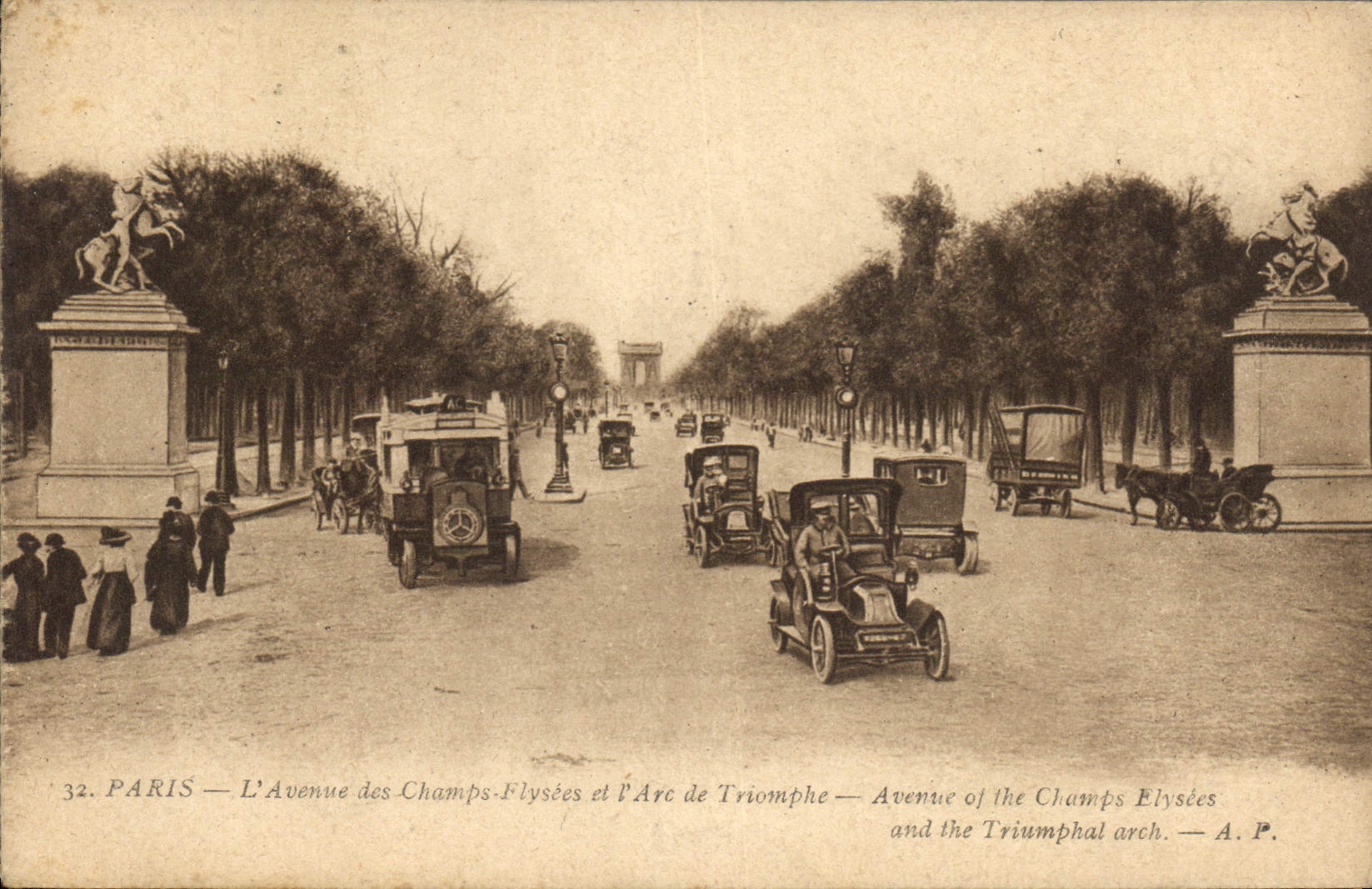 Paris — L'Avenue des Champs-Élysées et l'Arc de Triomphe — A.P.