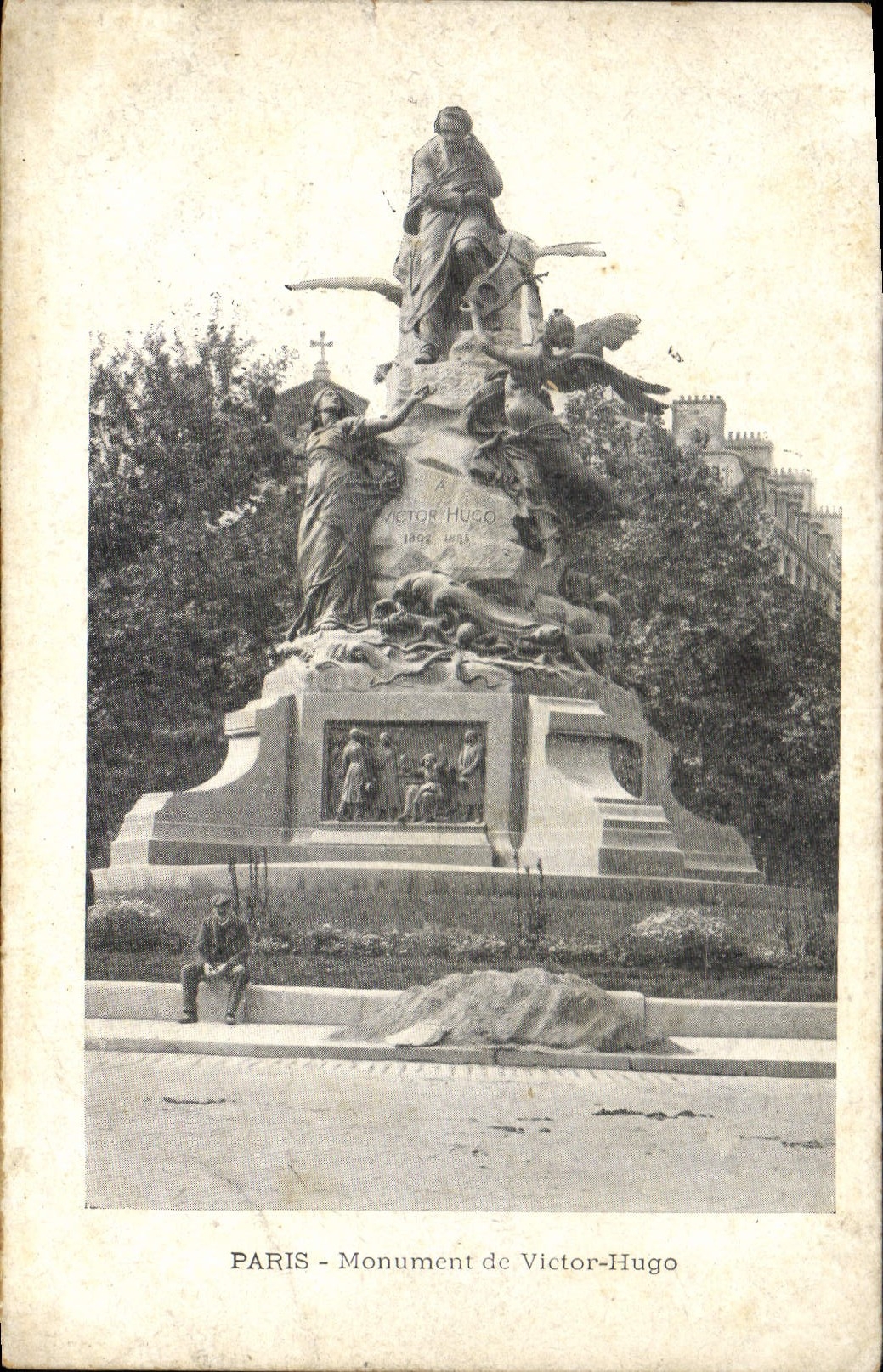 CPA Paris Monument de Victor Hugo 