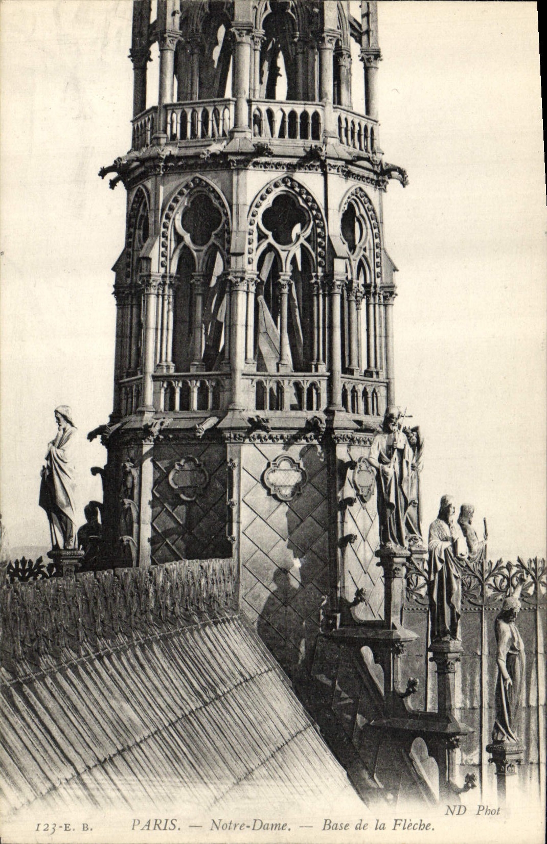 CPA Paris Notre Dame Base de la Fleche 