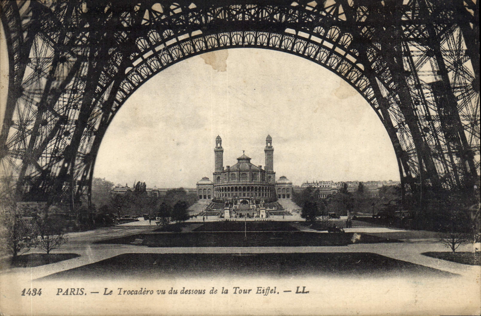 CPA Paris La Trocadero vu du dessou de la Tour Eiffel 