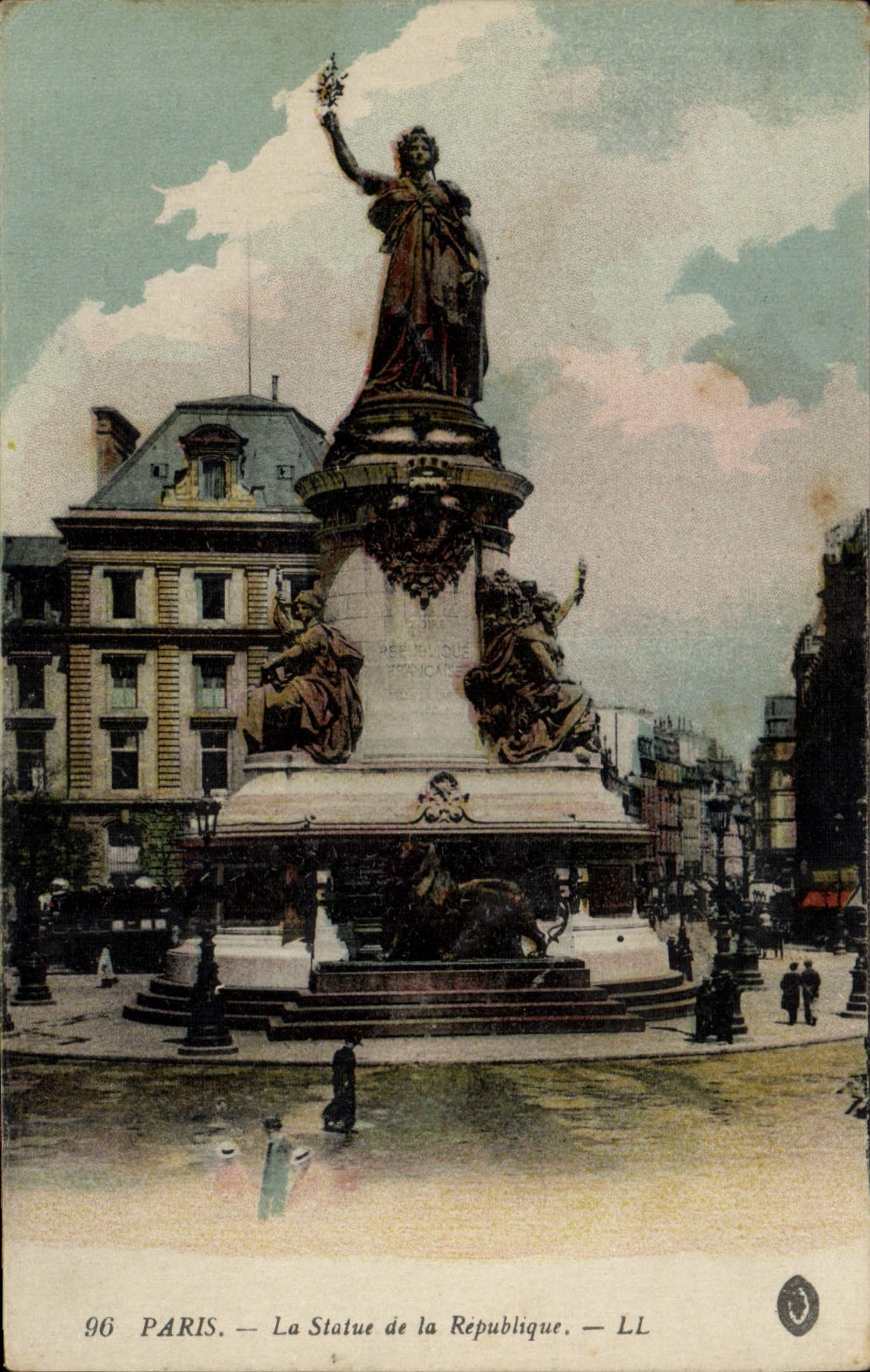 CPA Paris La Statue de la Republique 