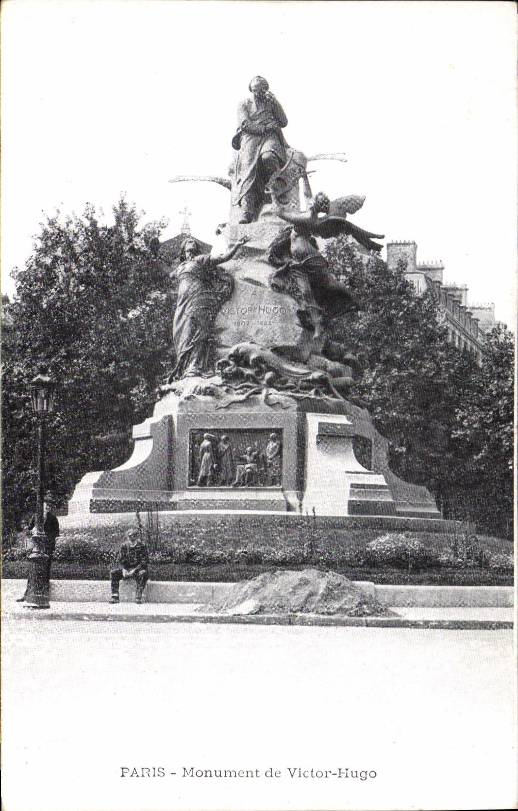 CPA Paris Monument de Victor Hugo 