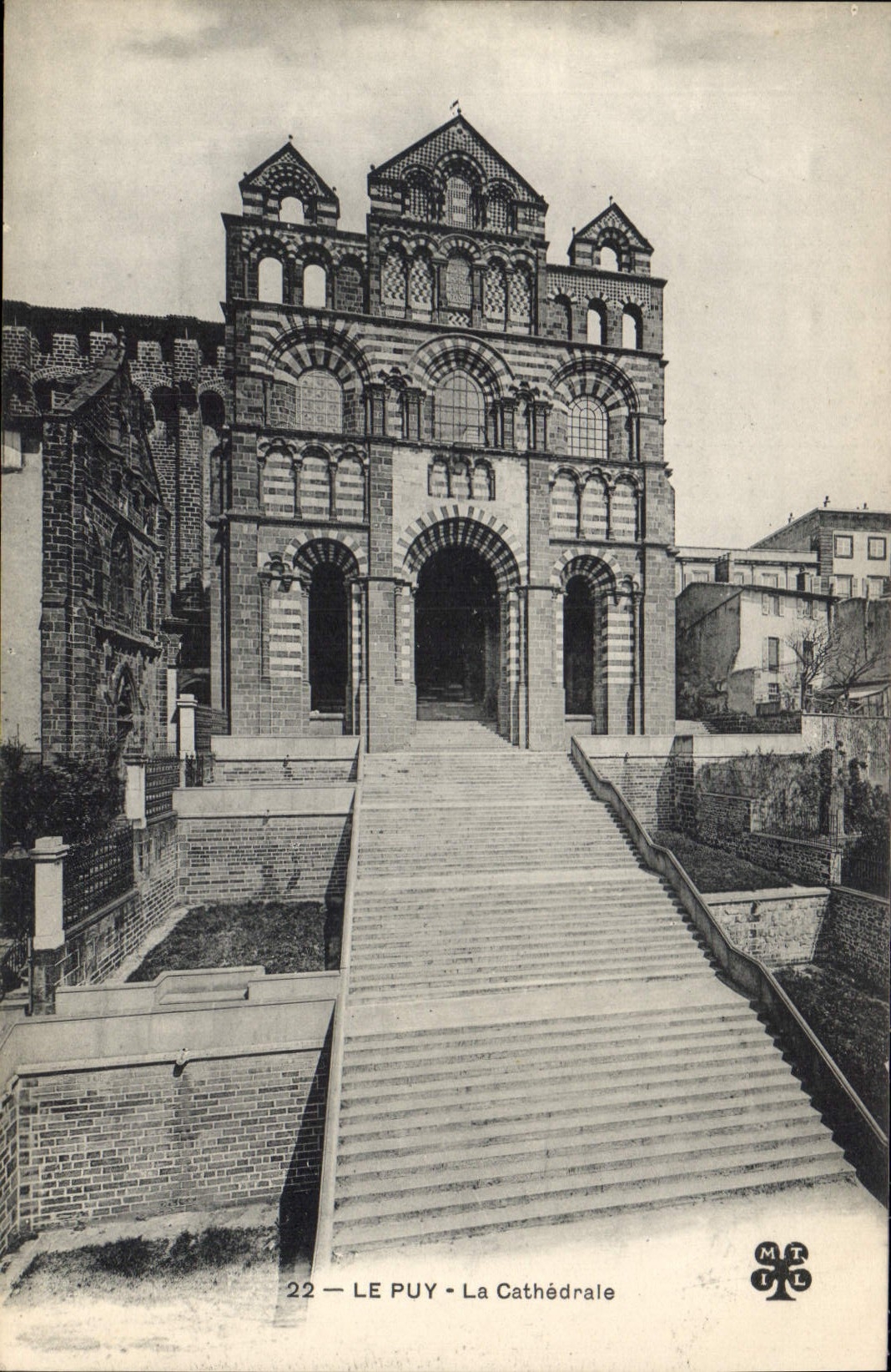 Le Puy - La Cathédrale — vue de la façade romane avec escaliers — éditeur MTIL, n°22