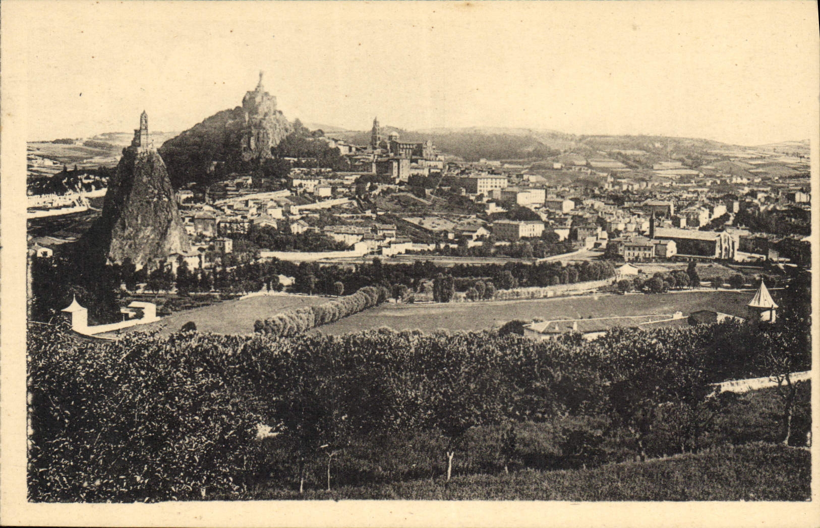 CPA Le Puy Vue generale Les Rochers Corneille et Aiguilhe 