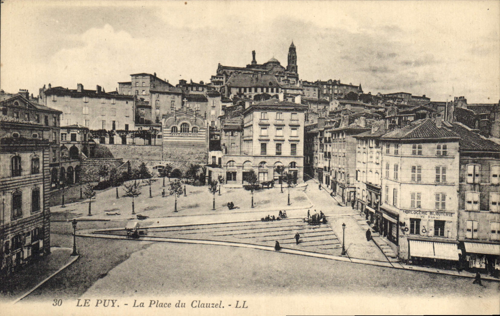 Le Puy - La Place du Clauzel — vue panoramique avec éditeur LL et n° 30