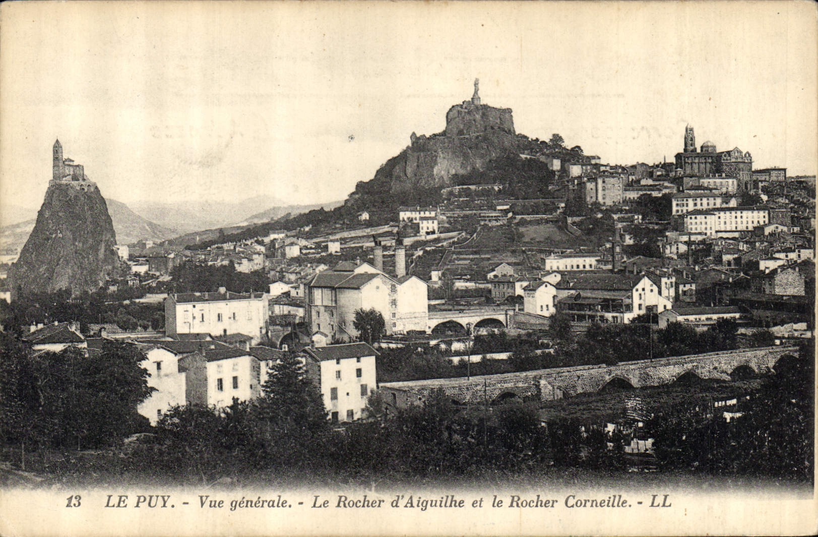 CPA Le Puy Vue generale Le Rocher d'Aiguilhe et le Rocher Corneille 
