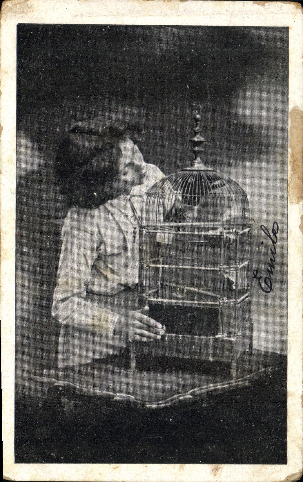 CPA femme Oiseau