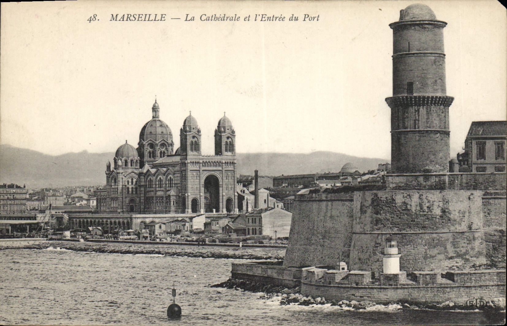 CPA Marseille La Cathedrale et l'Entree du Port 
