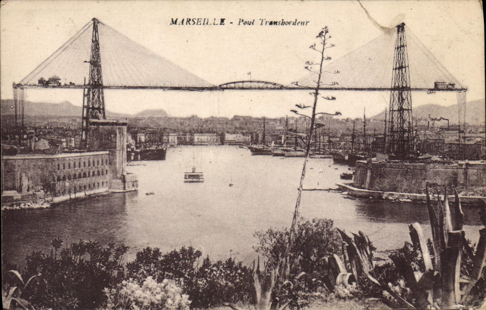 Marseille - Pont Transbordeur — vue du port avec bateaux et montagnes en arrière-plan