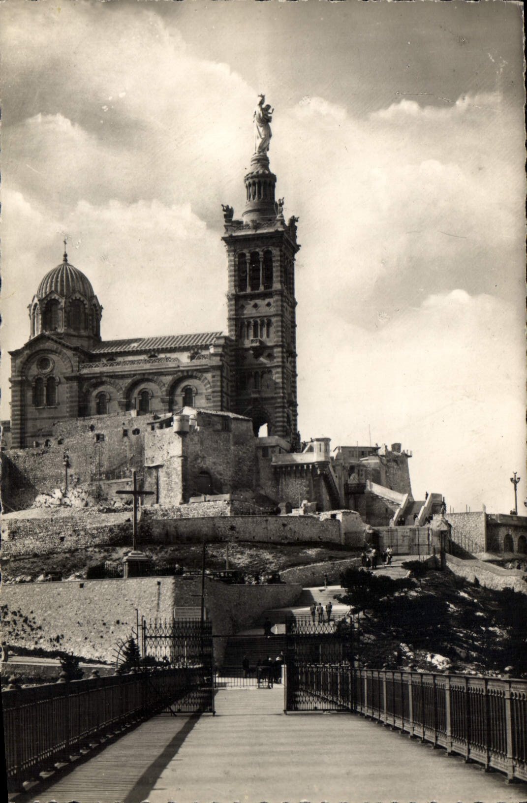 CPA Marseille Basilique Notre Dame de la Garde 