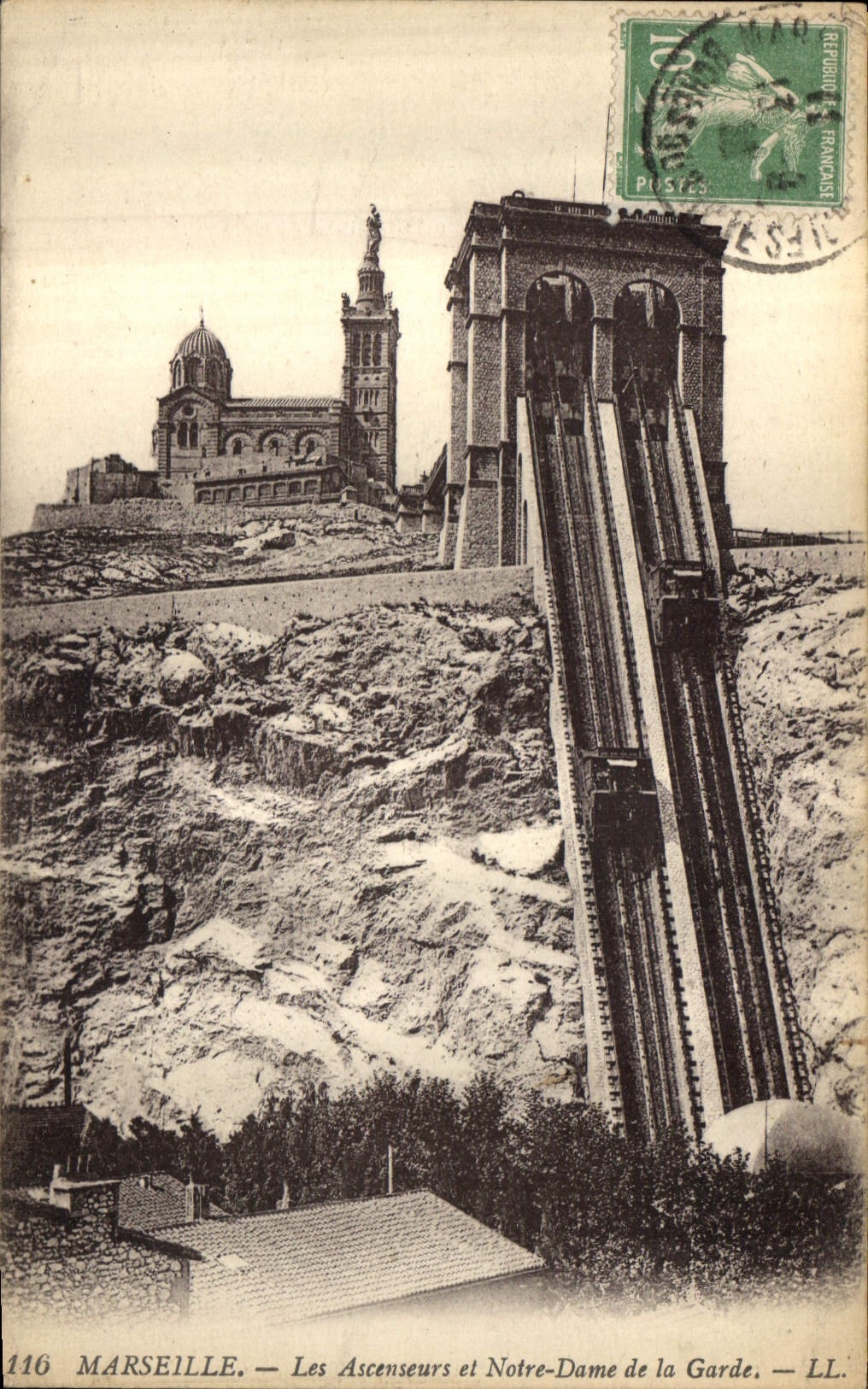CPA Marseille Les Ascenseurs et Notre Dame de la Garde 