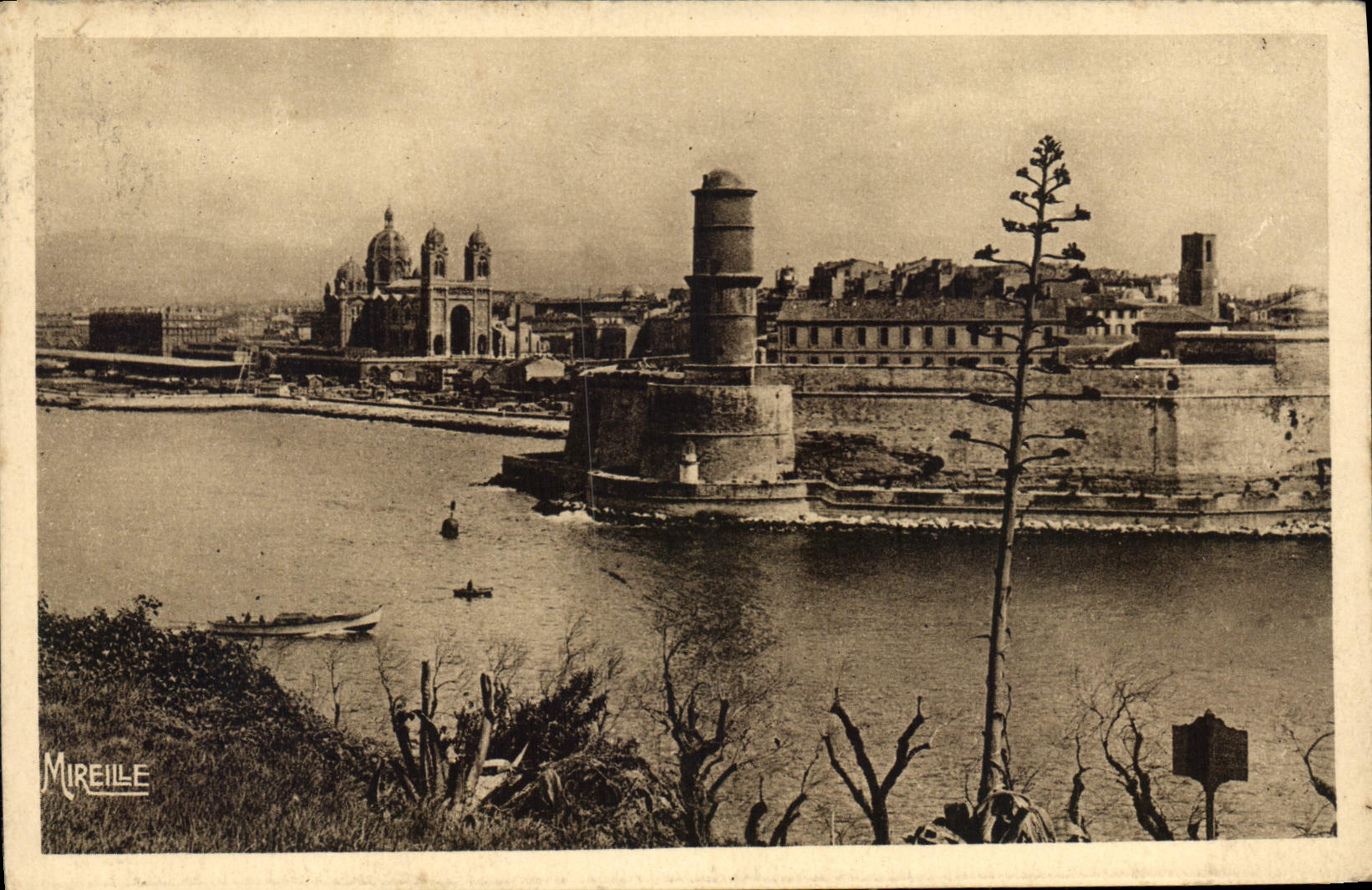 Marseille — Hôtel de Ville et le Fort Saint-Jean — Mireille