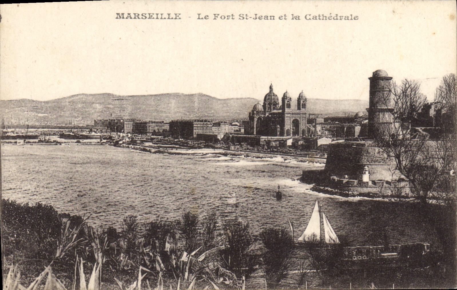 Marseille — Le Fort St-Jean et la Cathédrale