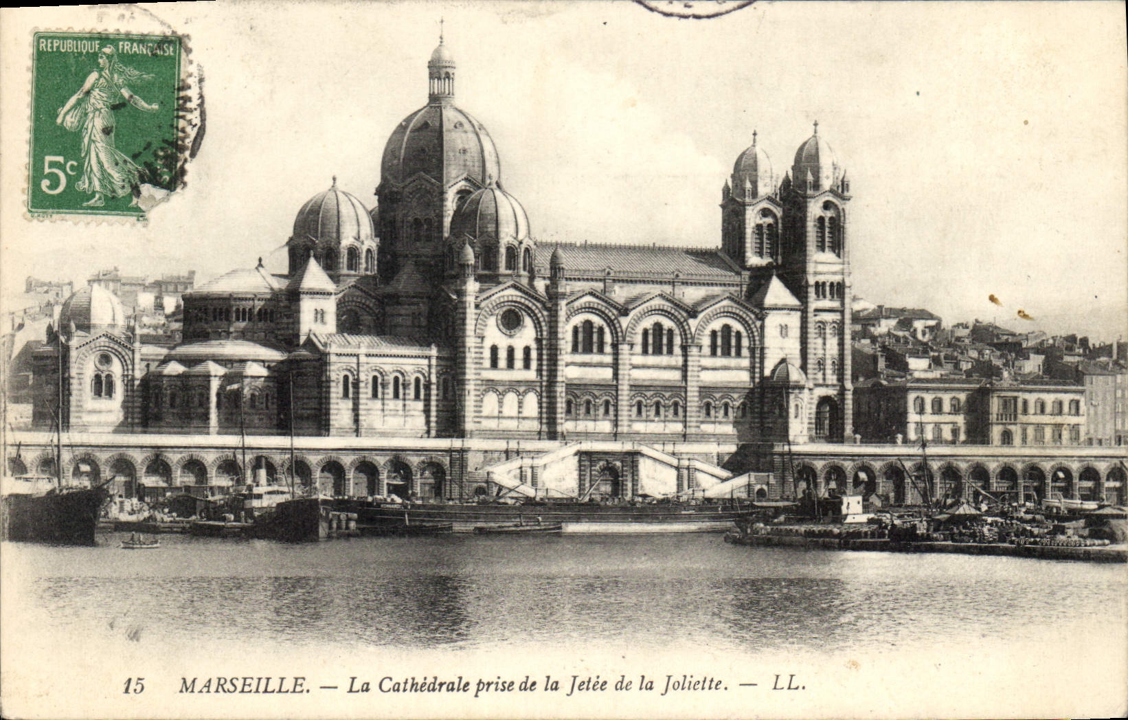 CPA Marseille La Cathedrale prise de la Jetee de la Joliette 