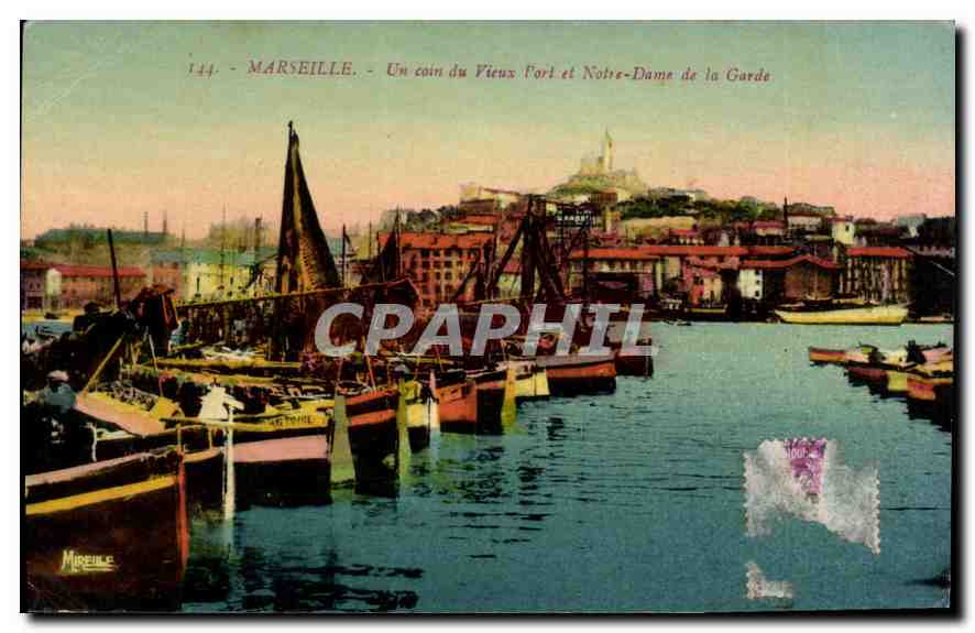 CPA Marseille Un coin du Vieux Port et Notre Dame de la Garde 