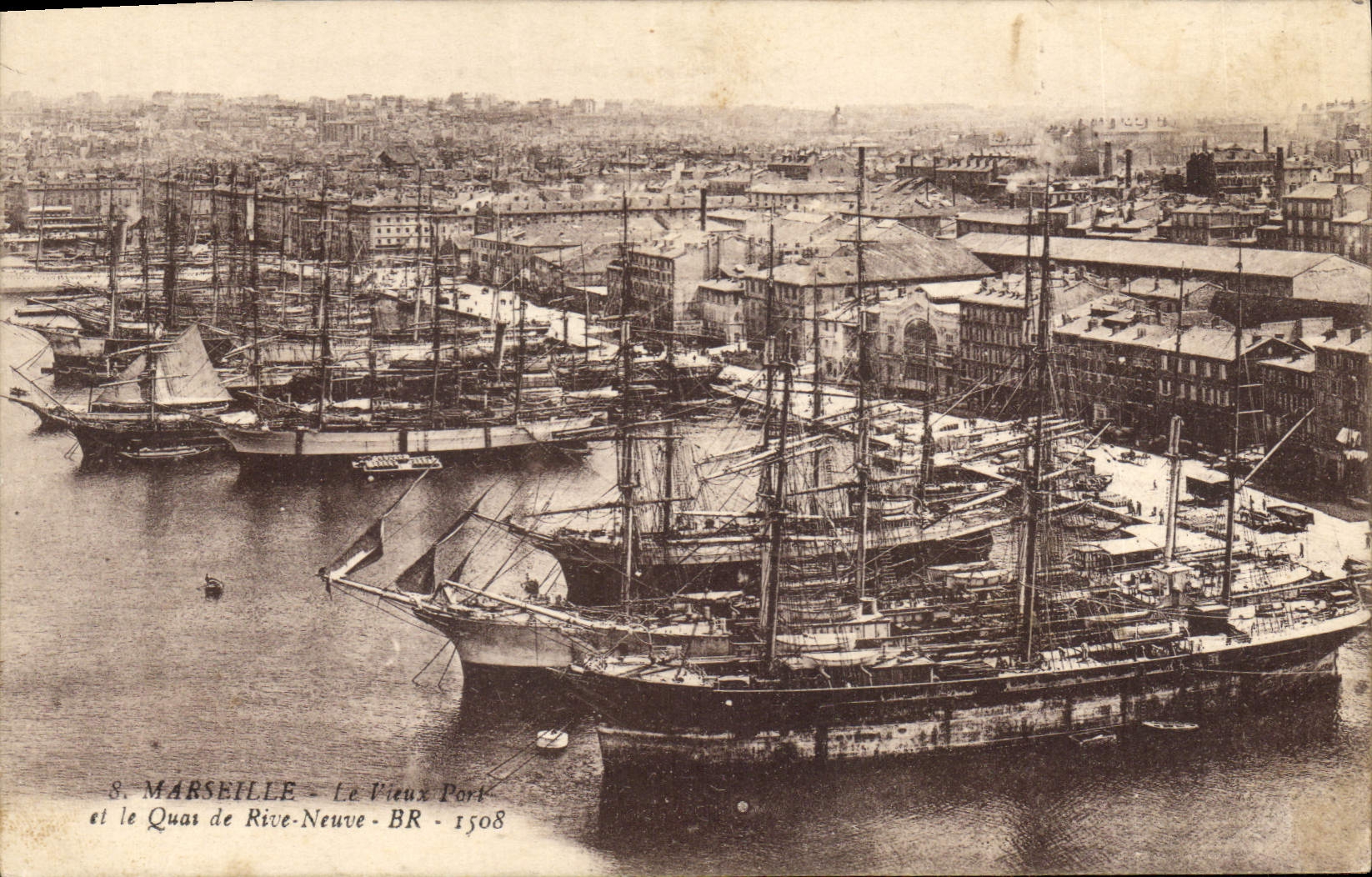 CPA Marseille Le Vieux Port et le Quai de Rive Neuve Bateaux