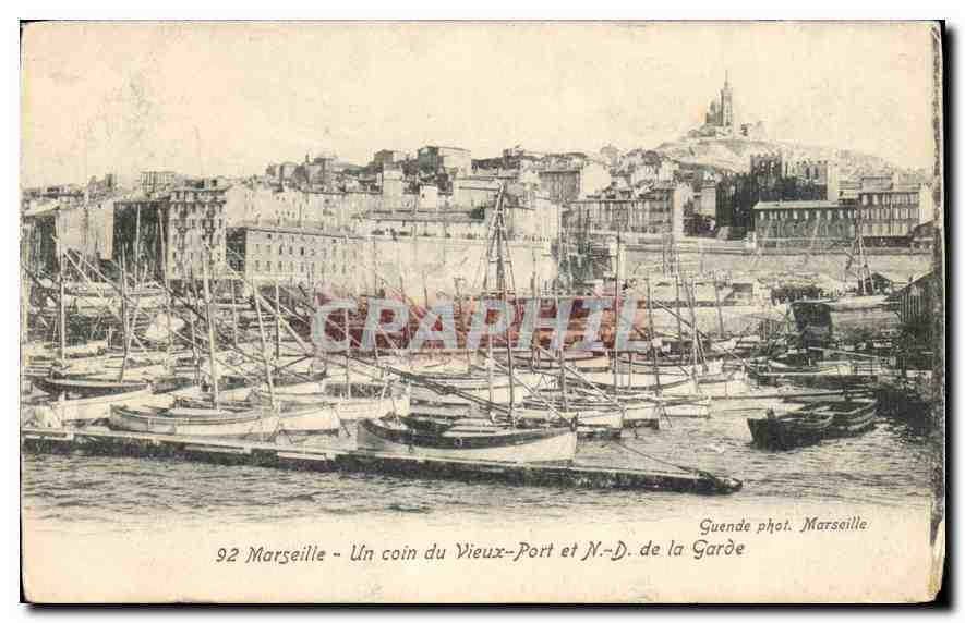 CPA Marseille Un coin du Vieux Port et Notre Dame de la Garde 