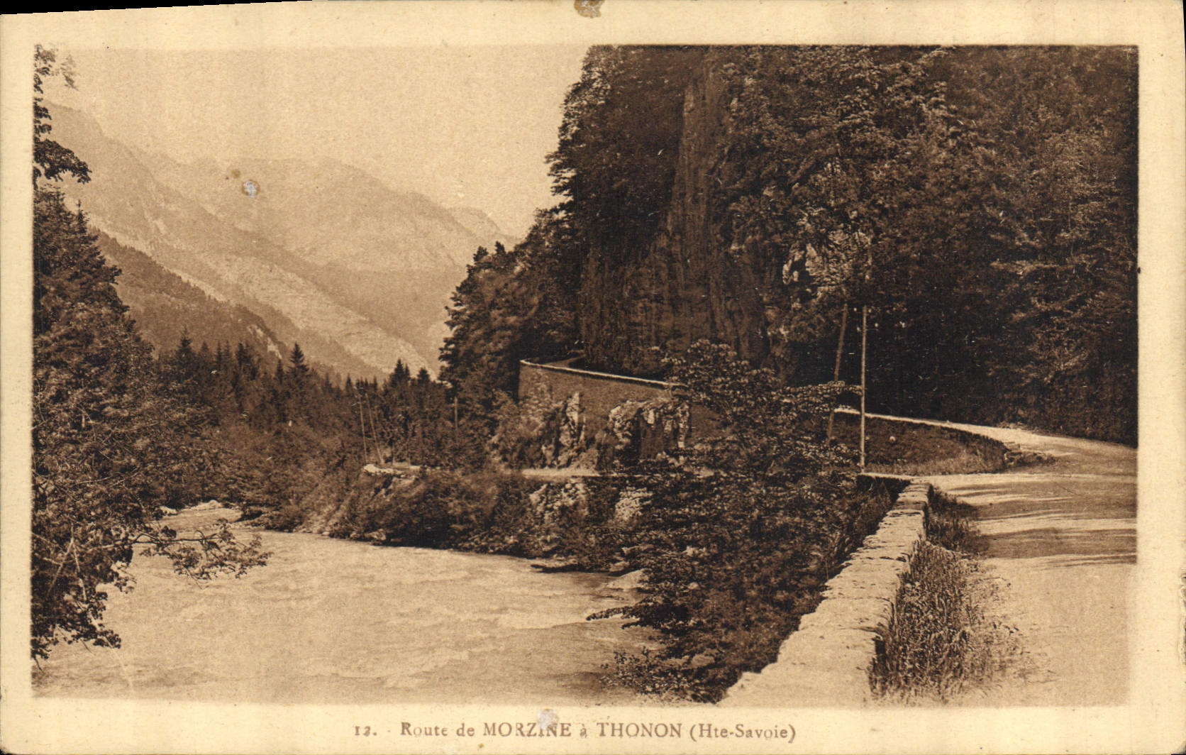 Route de Morzine à Thonon (Haute-Savoie) — vue de la rivière et du chemin en montagne — éditeur non visible, n° de série 12