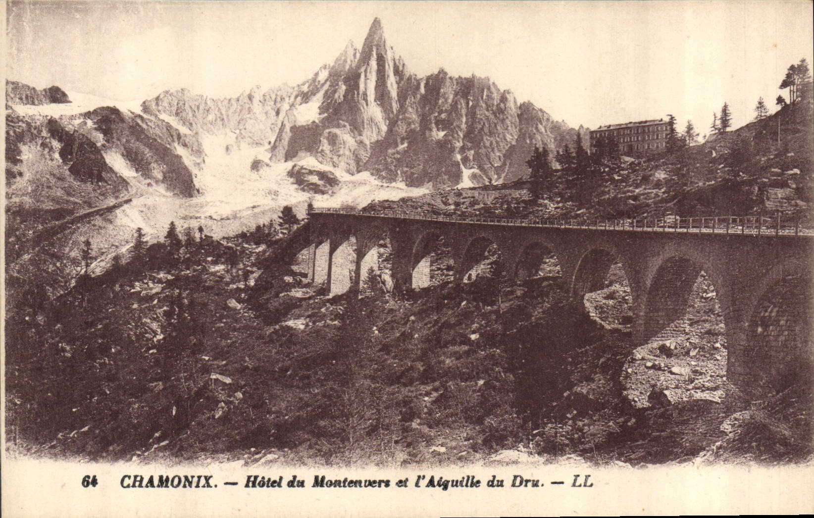 Chamonix — Hôtel du Montenvers et l'Aiguille du Dru — LL