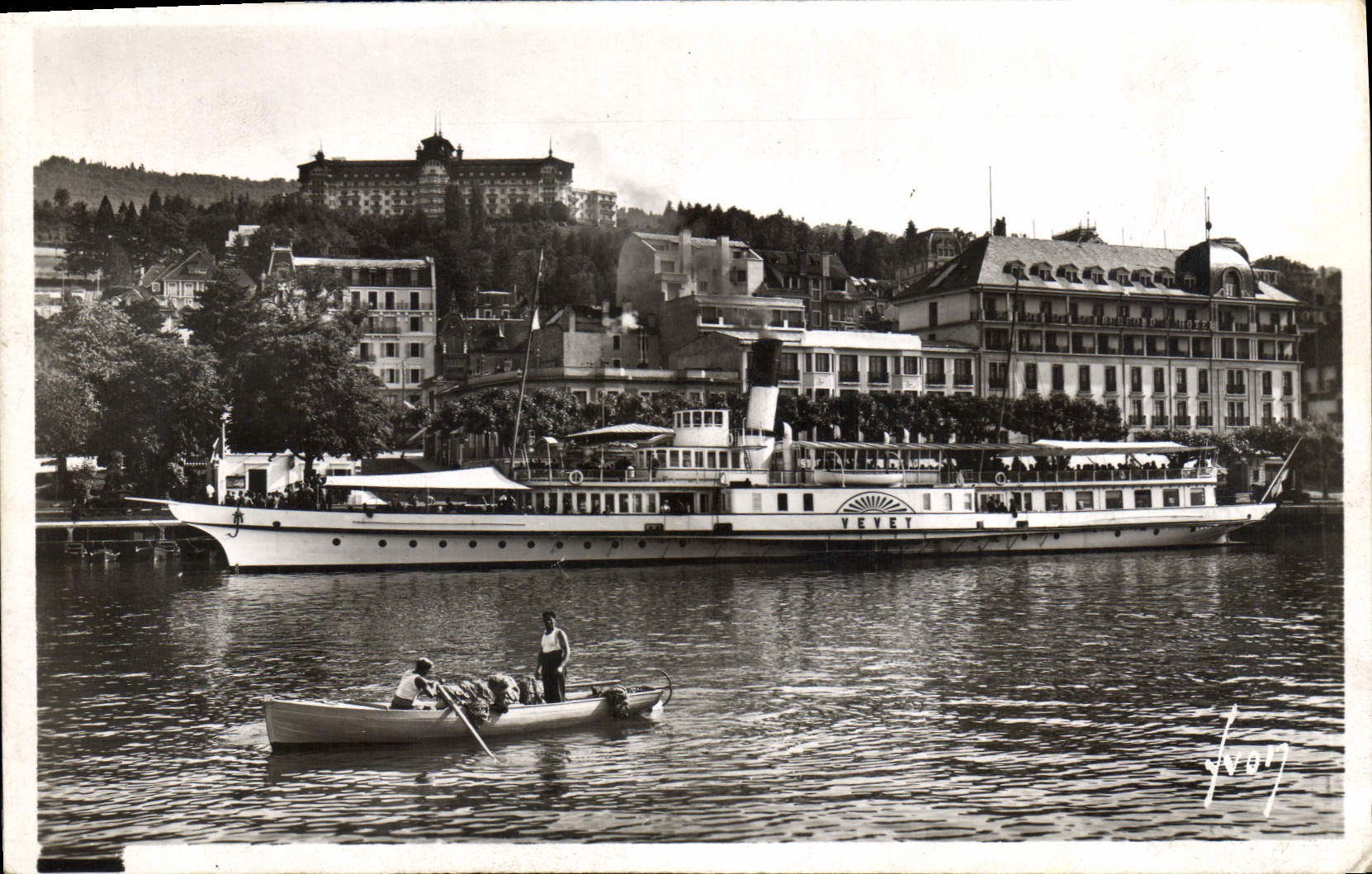 Évian-les-Bains — Blick vom Hafen zum Royal Hotel — YETET