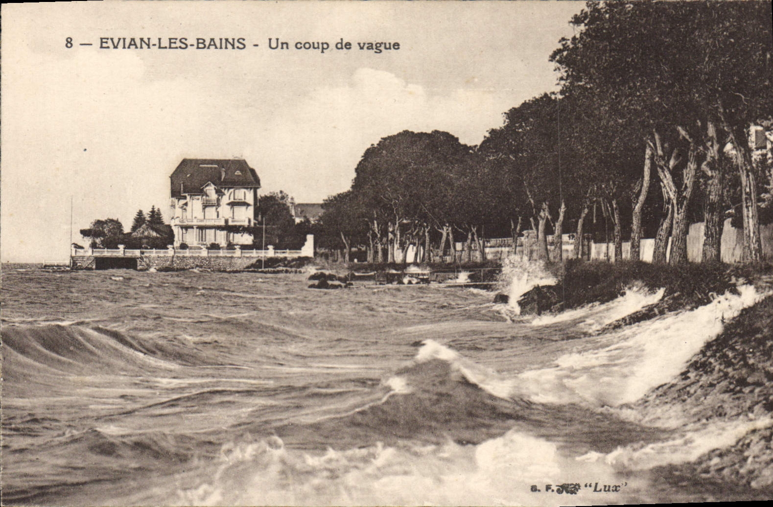 EVIAN-LES-BAINS — Un coup de vague — s. F. Lux, n°8