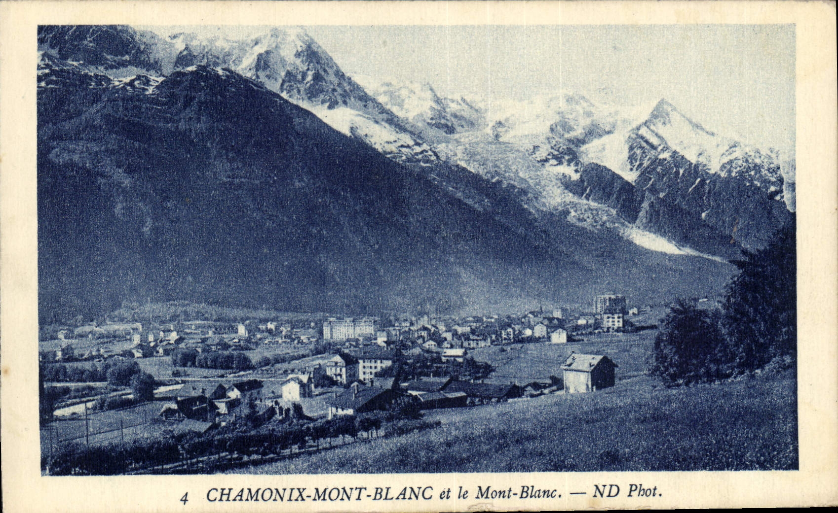 Chamonix-Mont-Blanc et le Mont-Blanc — ND Phot.