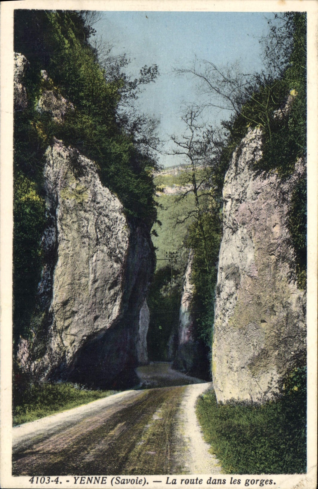 CPA Yenne Savoie La Route dans les gorges 