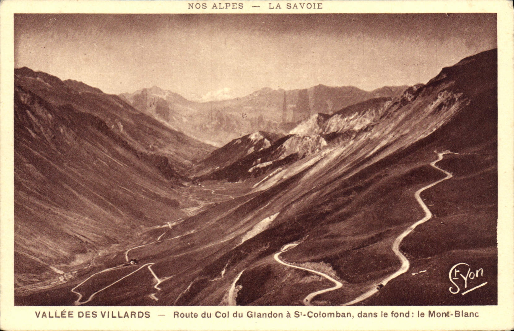 CPA Nos Alpes La Savoie Vallee des Villards Route du Col du Glandon a St Colomban dans le fond le Mo