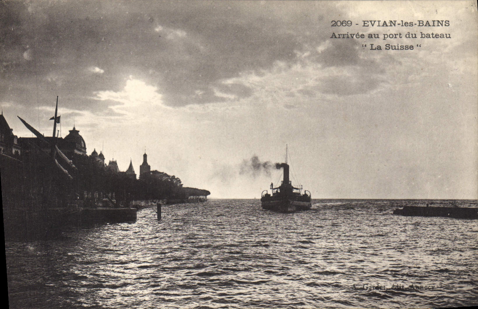 CPA Evian les Bains Arrivee au Port du Bateau La Suisse 