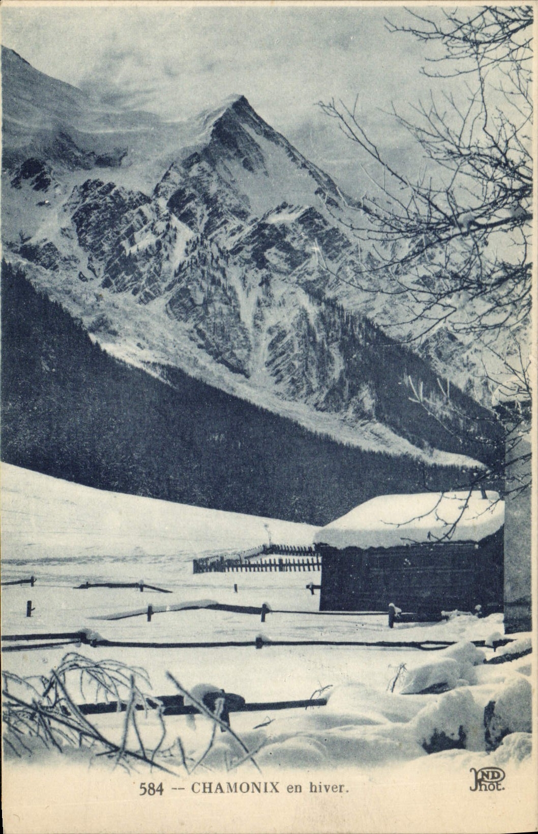 Chamonix en hiver — vue de montagne enneigée avec cabane — JND Phot.