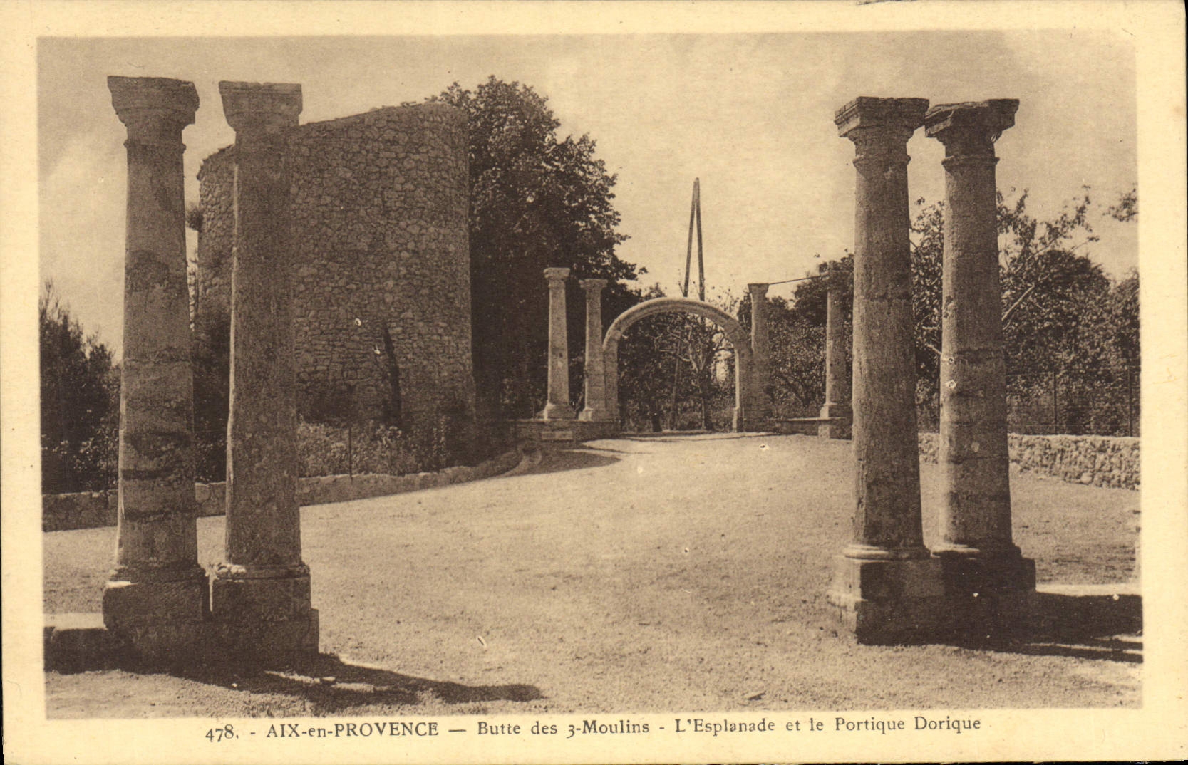 AIX-en-PROVENCE — Butte des 3-Moulins — L'Esplanade et le Portique Dorique