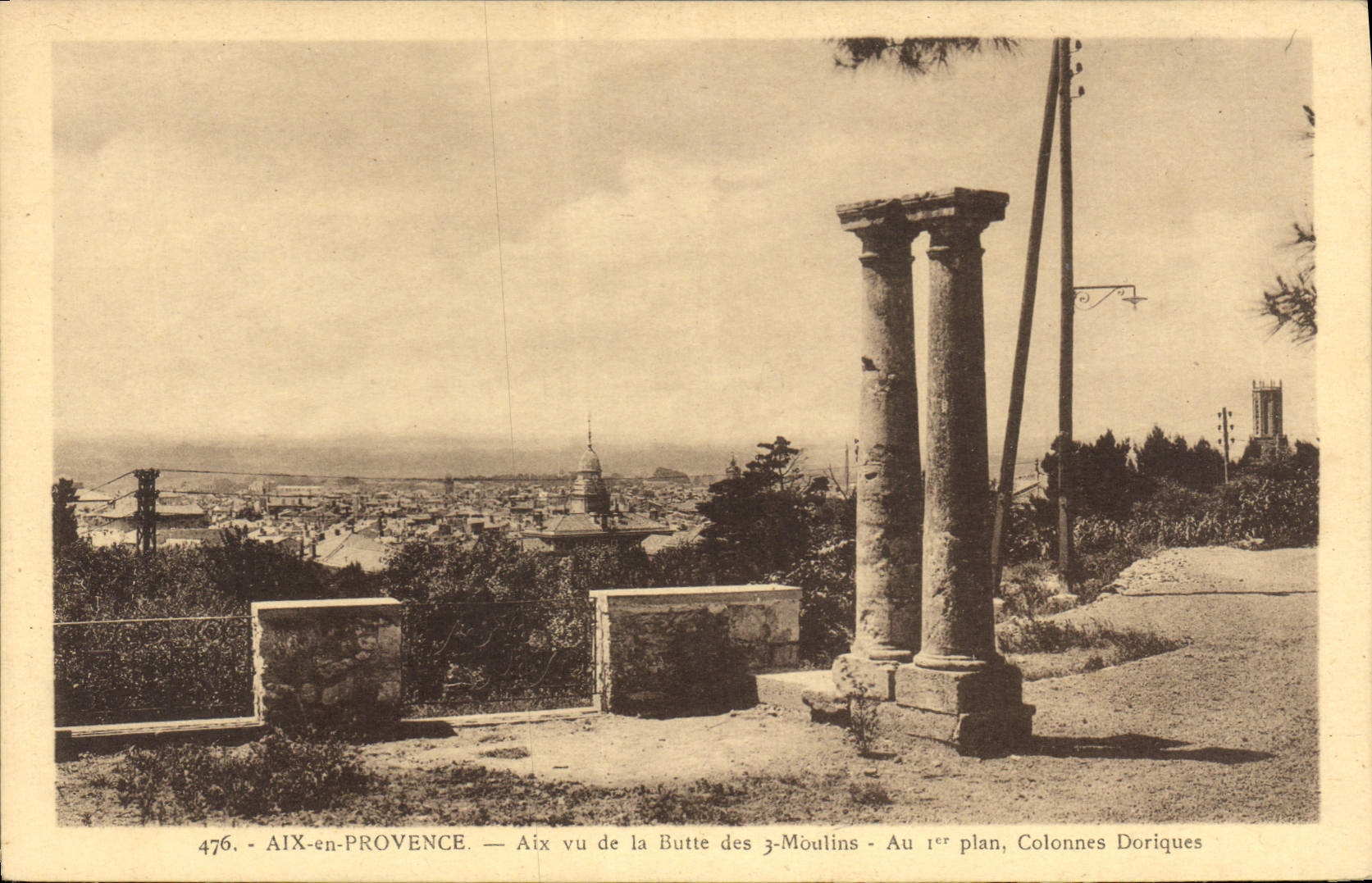 Aix-en-Provence — Aix vu de la Butte des 3-Moulins — Au 1er plan, Colonnes Doriques