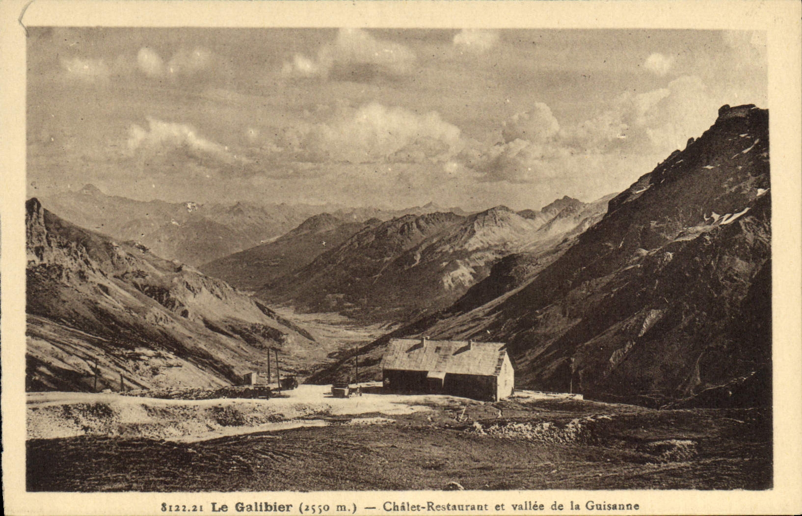 Le Galibier (2550 m.) — Chalet-Restaurant et vallée de la Guisanne — Restaurant du Galibier