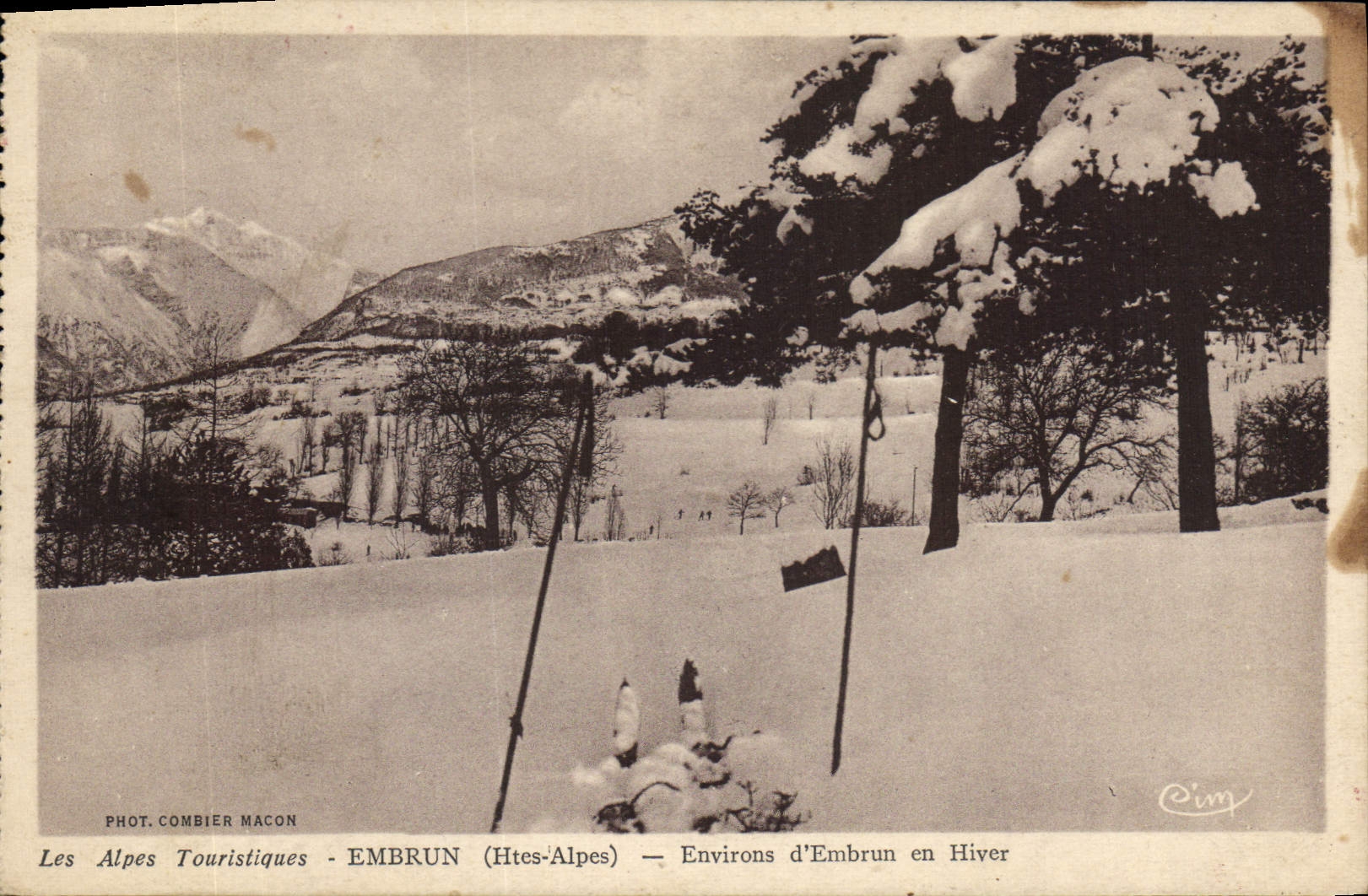 Touristische Alpen — EMBRUN (Hautes-Alpes) — Umgebung von Embrun im Winter — Foto. Combier Macon