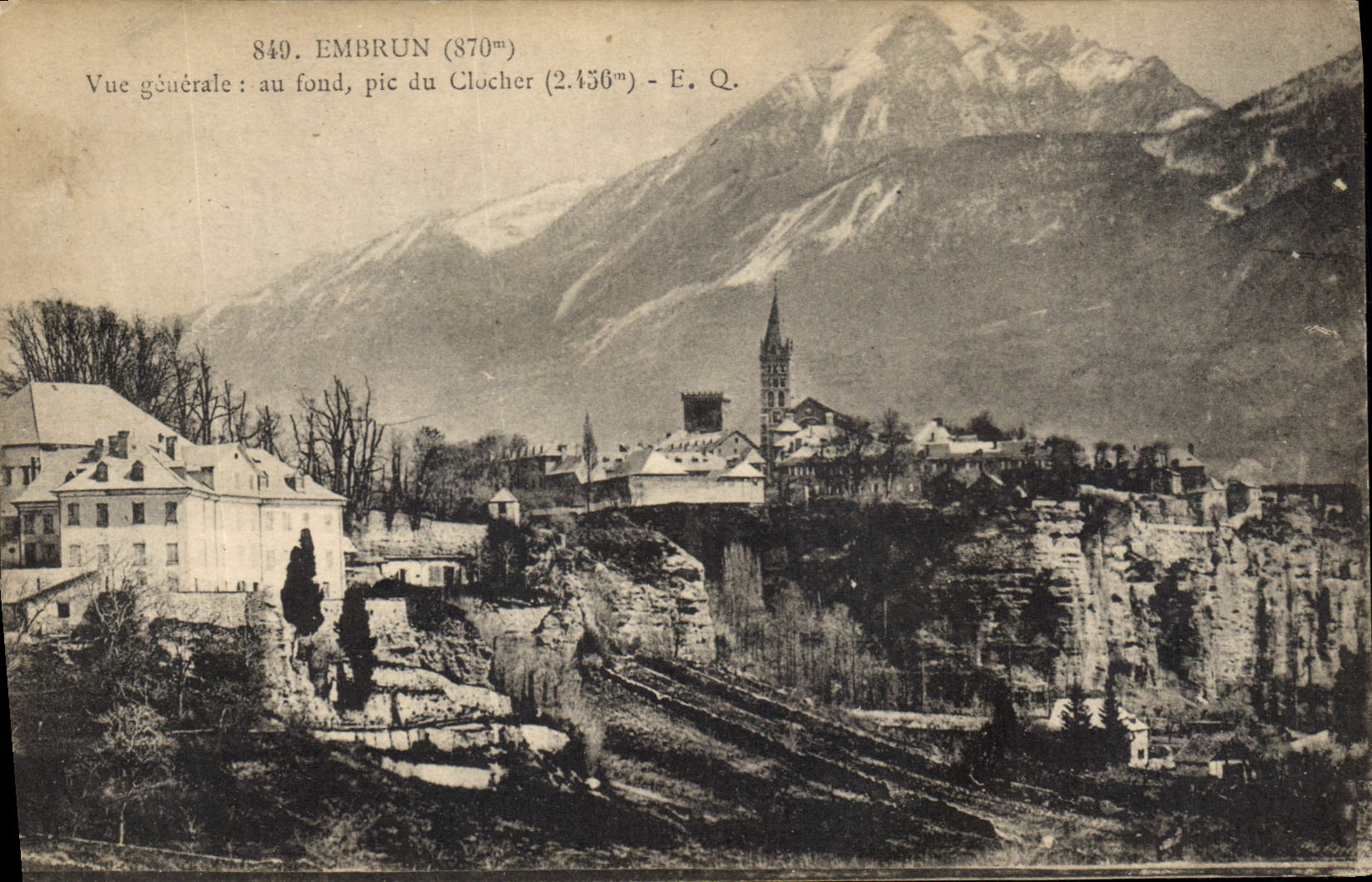 Embrun (870m) — allgemeiner Blick mit dem Gipfel des Clocher (2.456m) im Hintergrund — E. Q.