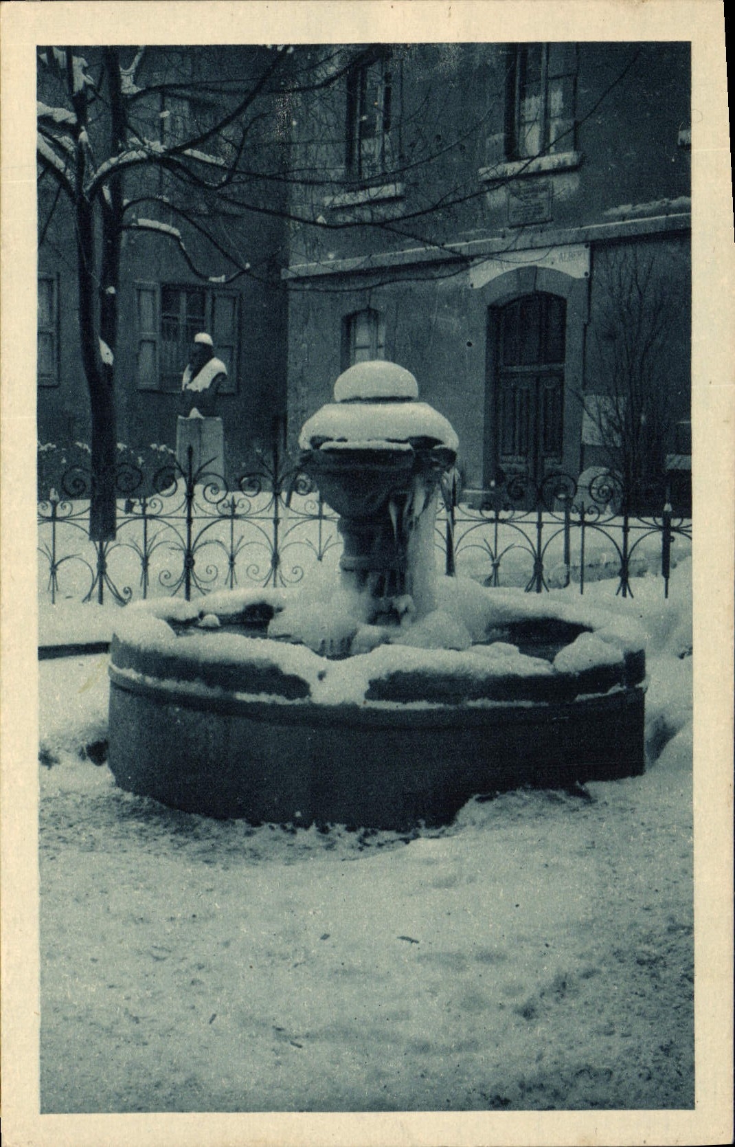 BRIANÇON en hiver (Htes-Alpes) — Fontaine du Pied de Ville — Édition L. MAURIC à Briançon