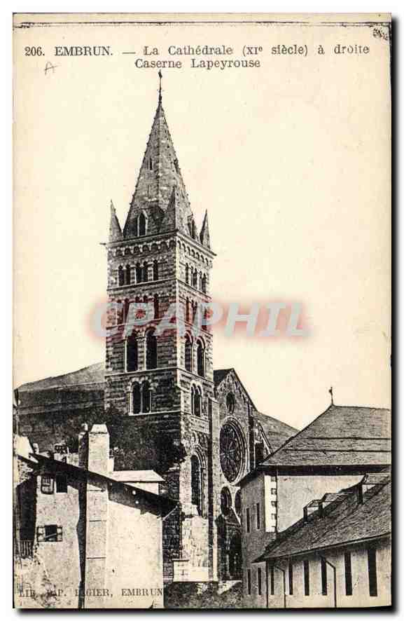 Embrun — La Cathédrale (XIe siècle) à droite, Caserne Lapeyrouse