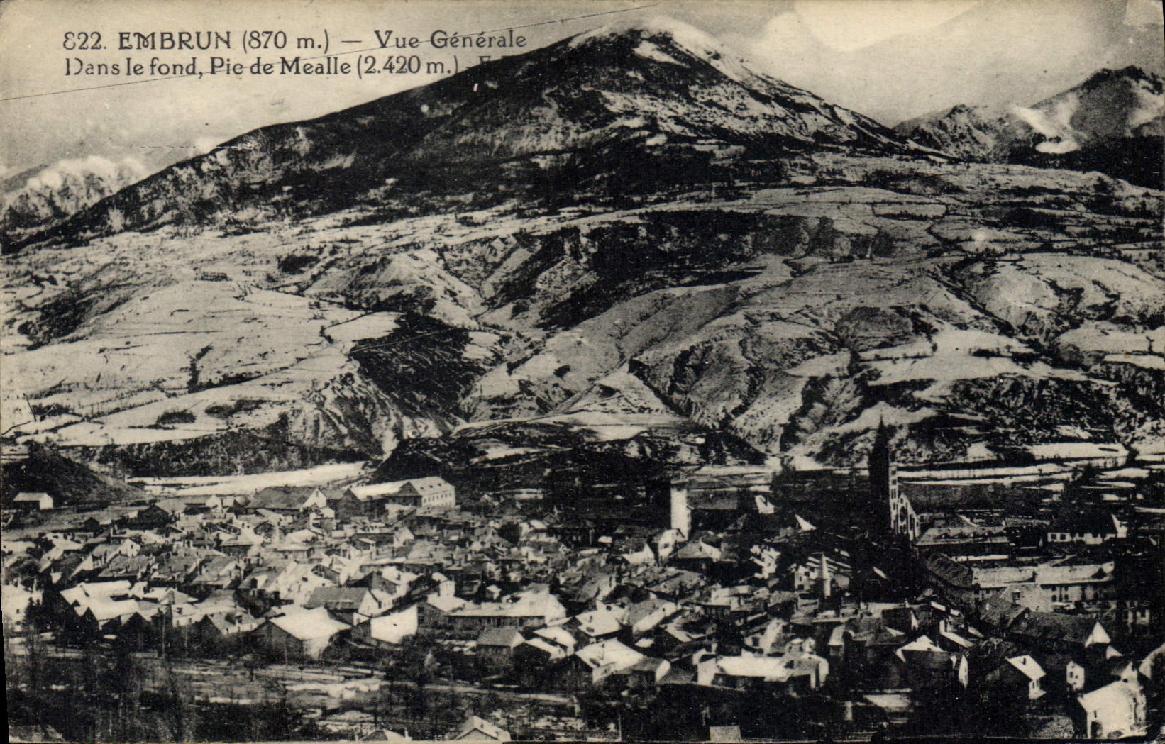 Embrun (870 m.) — Vue Générale — Pie de Meaalle (2.420 m.)