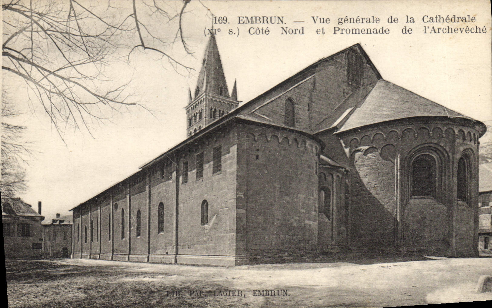 Embrun — Vue générale de la Cathédrale (XIIe s.) Côté Nord et Promenade de l'Archevêché